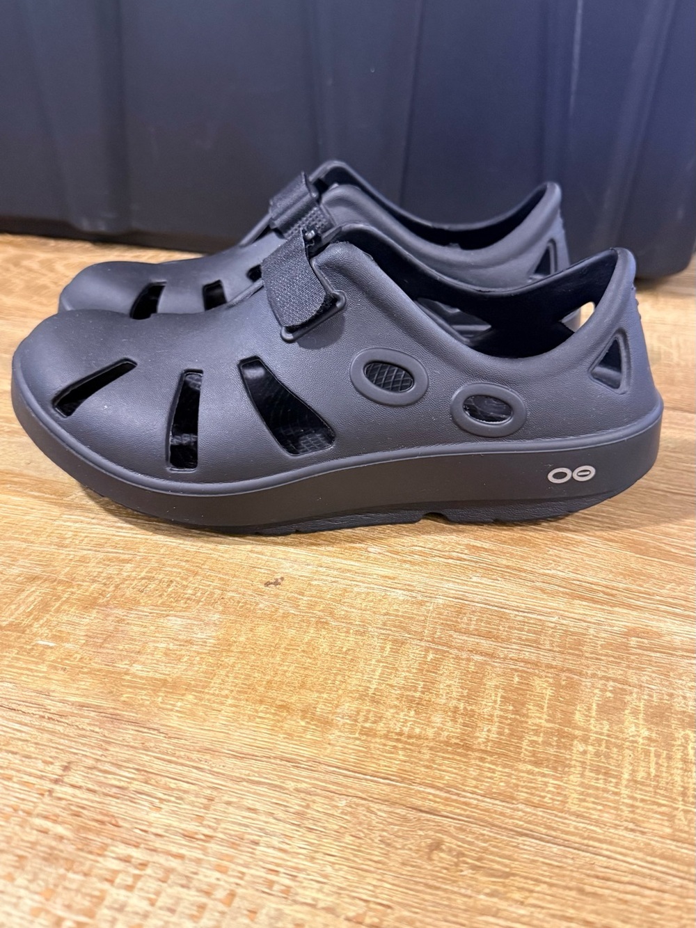 OOFOS | OOcandoo Recovery Sandal | Black | Size Woman’s 7 - Men’s 5